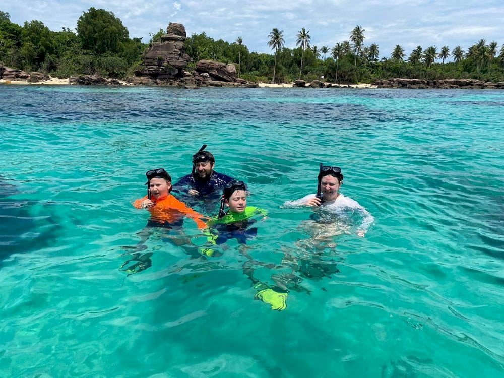 Swimming and diving at An Thoi Island is safe, even with the kid